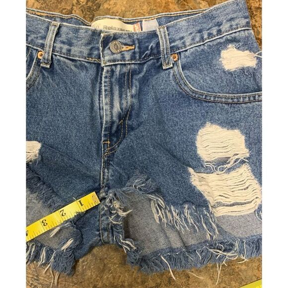 Levis 550 Cut Off Denim VTG Y2K Distressed Raw 2” Inseam JEAN SHORTS sz 30 - Picture 4 of 8